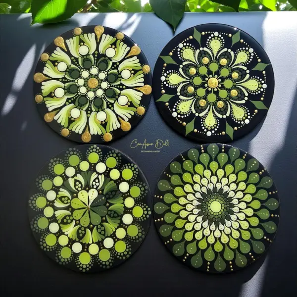 Dessous de verre mandala vert & doré – peint à la main