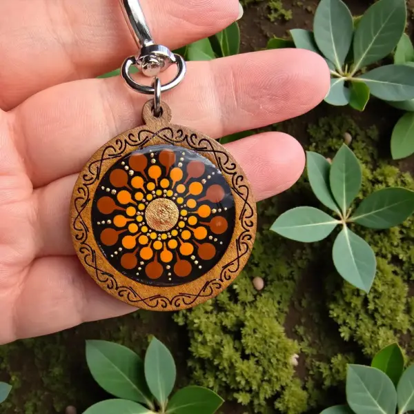Porte-clés en bois mandala orange, marron & cuivré – peint à la main