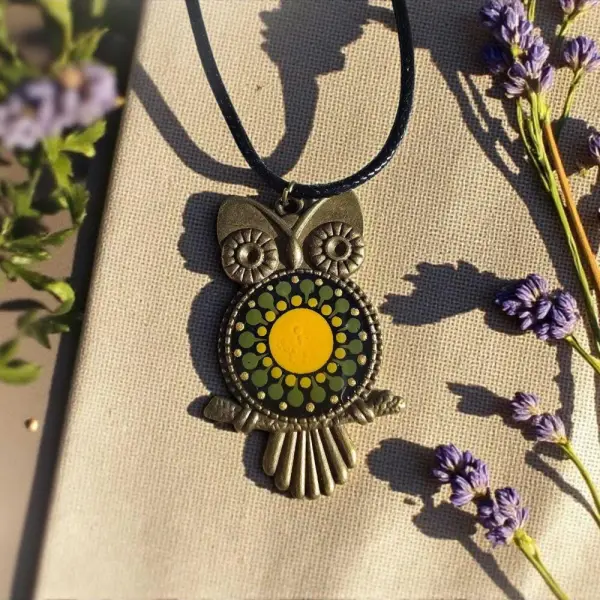 Collier hibou bronze avec mandala peint à la main – bijou bohème