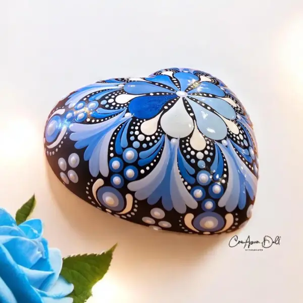 Pierre cœur mandala bleu & blanc – plâtre résine peint à la main