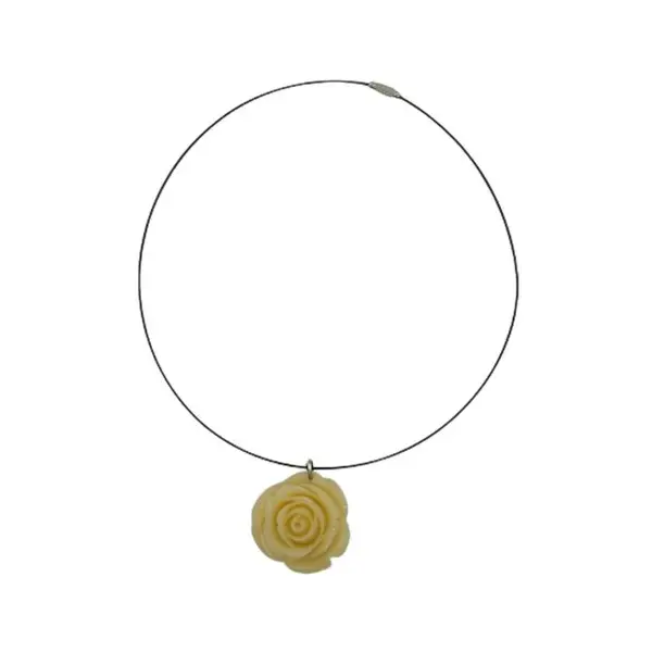 Collier fin et son pendentif rose blanc cassé