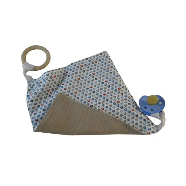 Doudou carré beige, bleu et rouge et anneau de dentition