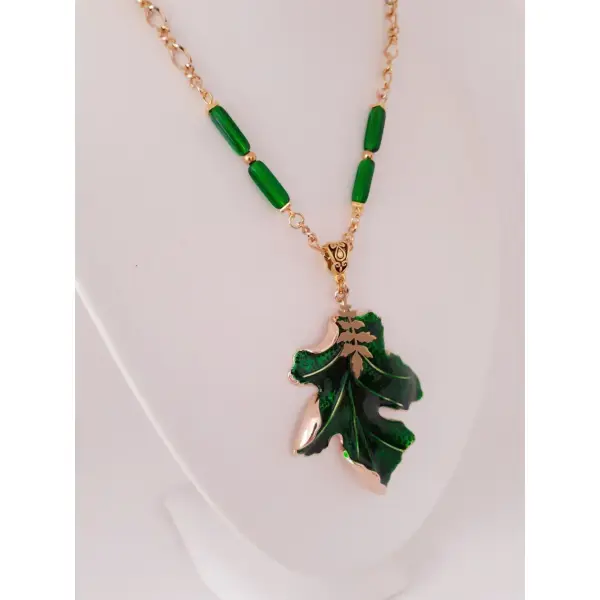 Collier sautoir d'automne, pendentif feuille de chêne verte, chaine fantaisie dorée. bijou à offrir, pour elle.