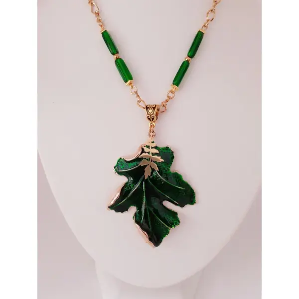 Collier sautoir d'automne, pendentif feuille de chêne verte, chaine fantaisie dorée. bijou à offrir, pour elle.