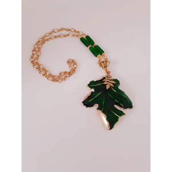 Collier sautoir d'automne, pendentif feuille de chêne verte, chaine fantaisie dorée. bijou à offrir, pour elle.