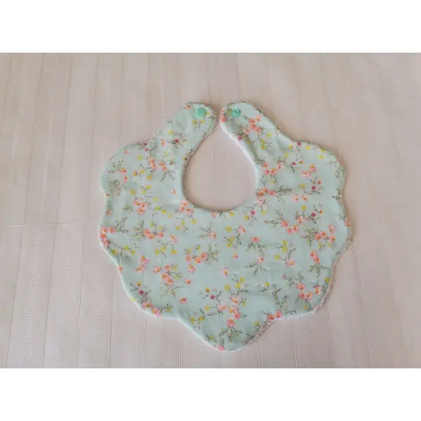 Bavoir naissance fleur coton imprimé et éponge