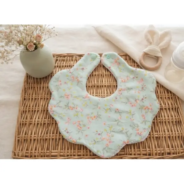 Bavoir naissance fleur coton imprimé et éponge