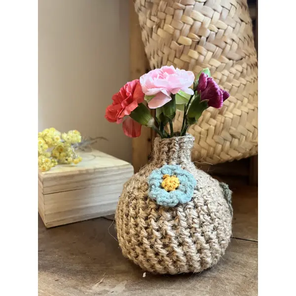 Petit vase fleuri au crochet — une petite histoire de fleurs