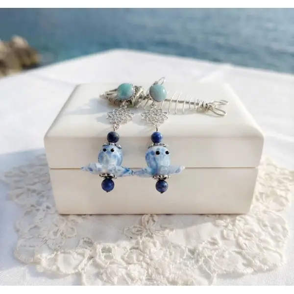 Boucles d’oreilles beauregard blue créées avec verre, pierre naturelle larimar, lapis-lazuli, dormeuses laiton argenté