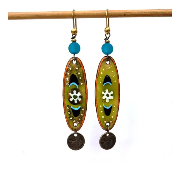 Des boucles d'oreille romantiques, côté nature avec émail artisanal : "secrets de jardin"