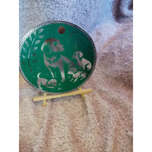 Décoration murale ronde 20 cm en vinyle vert - famille chiens