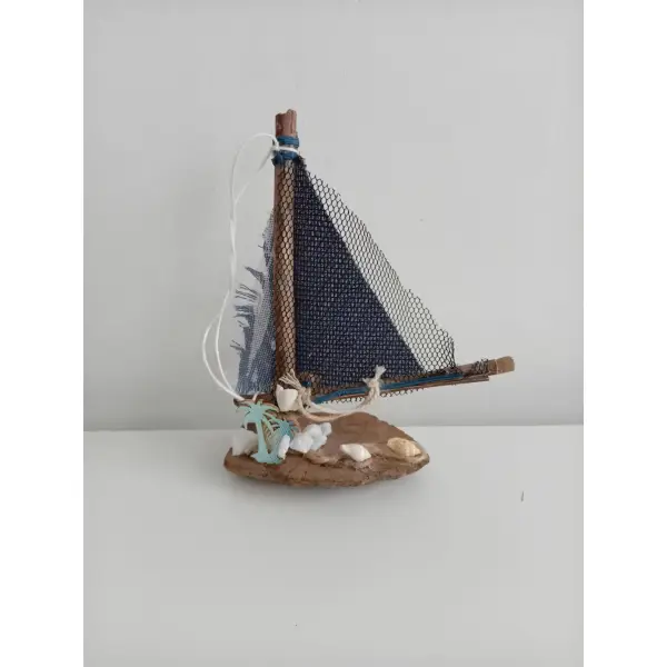 Petit voilier en bois flotté - hauteur 15 cm