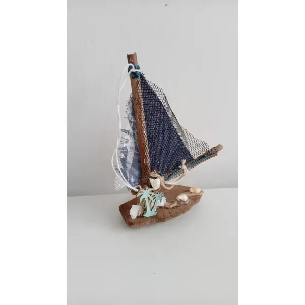 Petit voilier en bois flotté - hauteur 15 cm