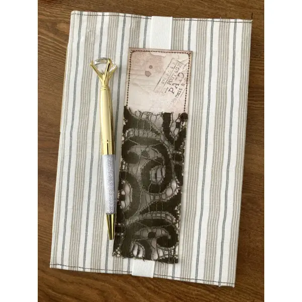 Carnet décoratif en tissu – fermeture élastique et dentelle