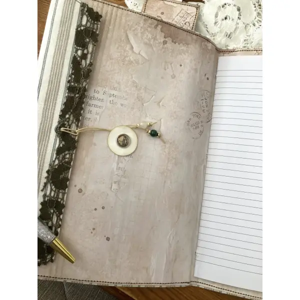 Carnet décoratif en tissu – fermeture élastique et dentelle