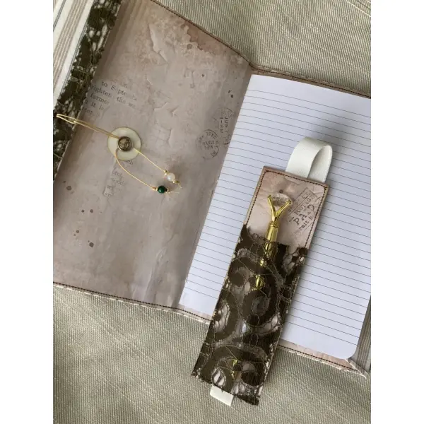 Carnet décoratif en tissu – fermeture élastique et dentelle