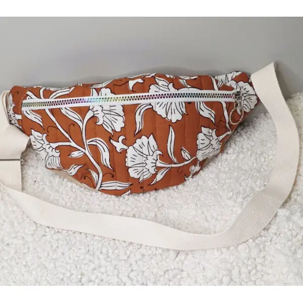 Sac banane tissu indien camel/brique entrelacs de fleurs blanches-création artisanale, sac mou bandoulière
