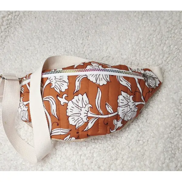 Sac banane tissu indien camel/brique entrelacs de fleurs blanches-création artisanale, sac mou bandoulière