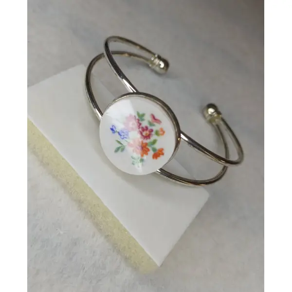 Bracelet acier et vaisselle ancienne