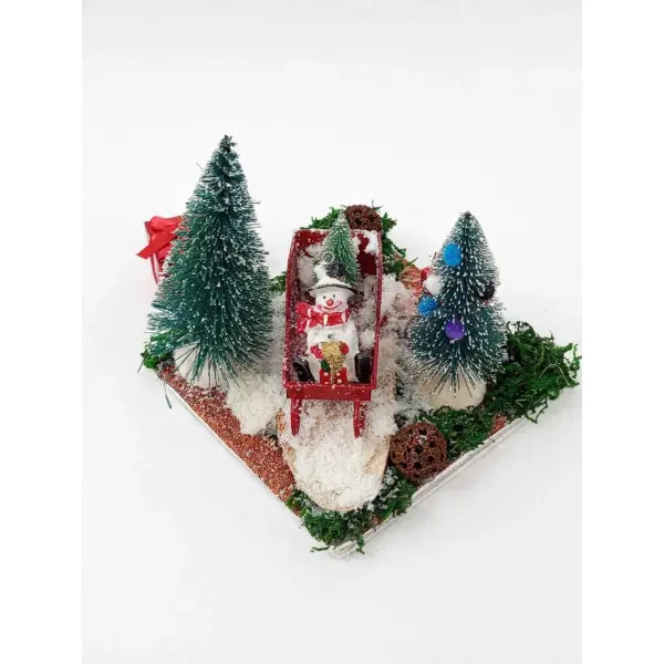 Village miniature enneigé bonhomme de neige en luge - sapins et cadeau -