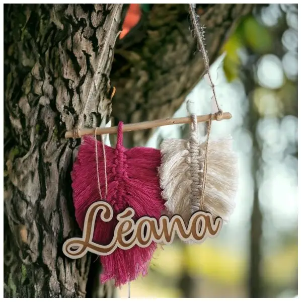 Décoration murale personnalisée avec prénom bois et feuilles macramé