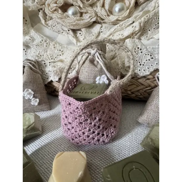 * panier miniature garni d’un savon de marseille et d’un sachet de lavande * coton rose