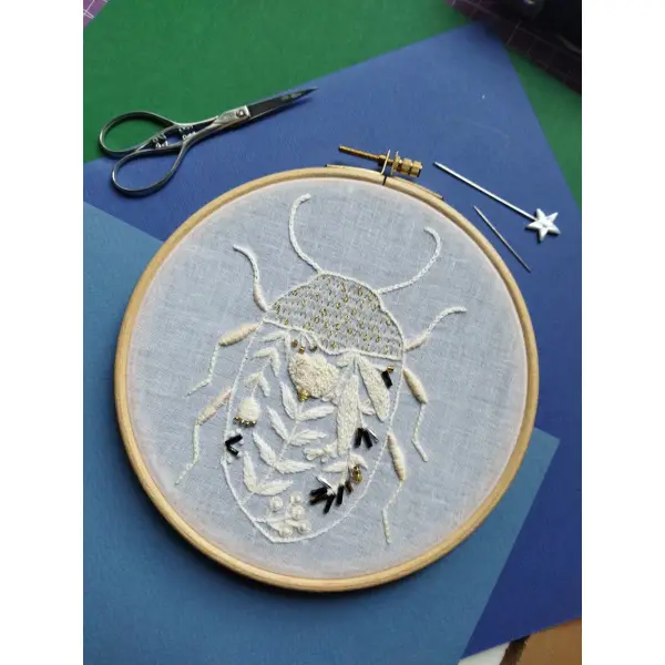 Broderie "insecte" , scarabée fleurs et perles