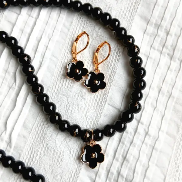Collier ras du cou en perles noires et pendentif fleur émaillée