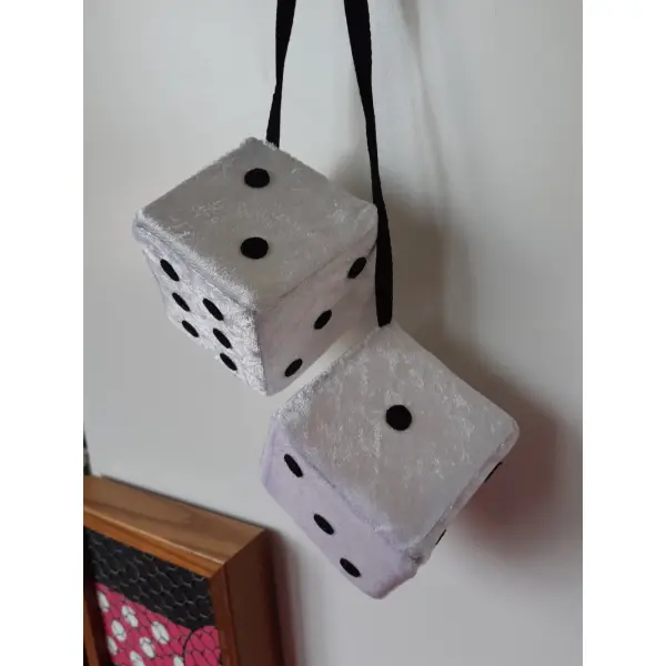 Fuzzy dices blanc