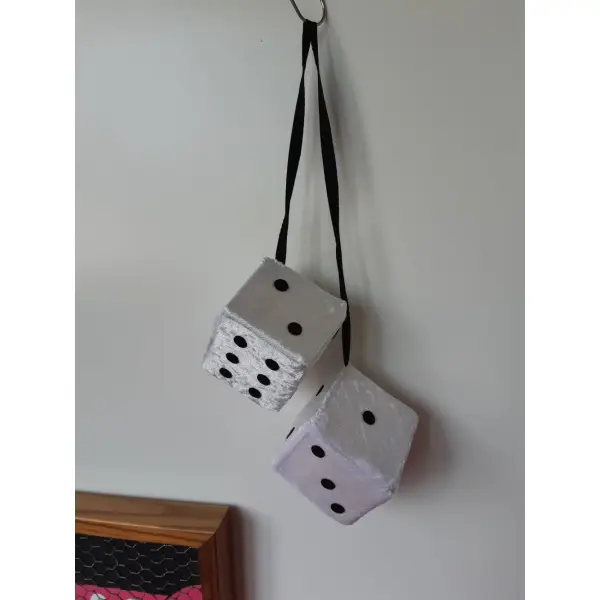 Fuzzy dices blanc