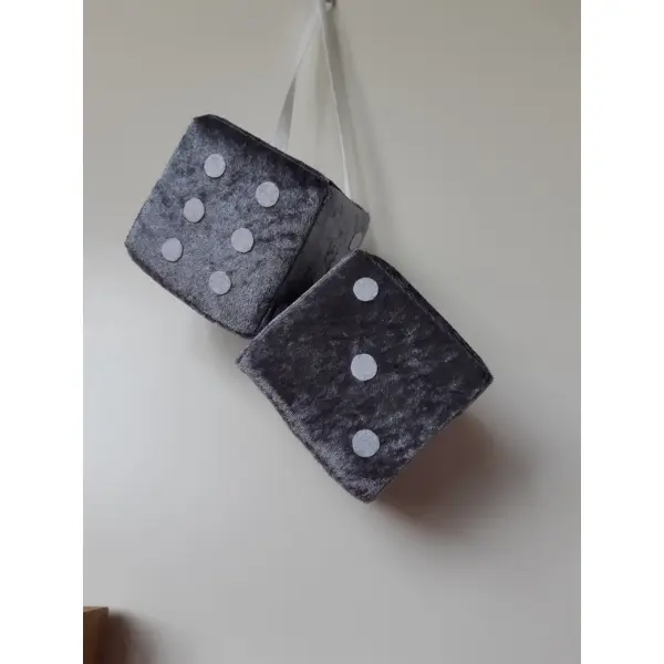 Fuzzy dices gris et blanc