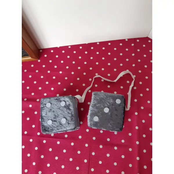 Fuzzy dices gris et blanc