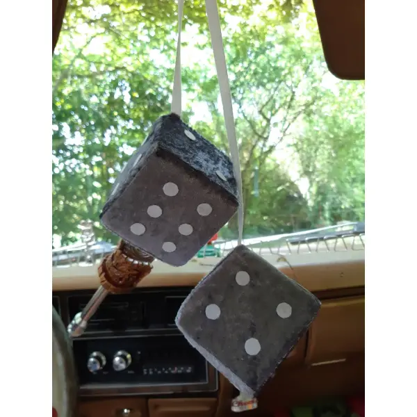 Fuzzy dices gris et blanc