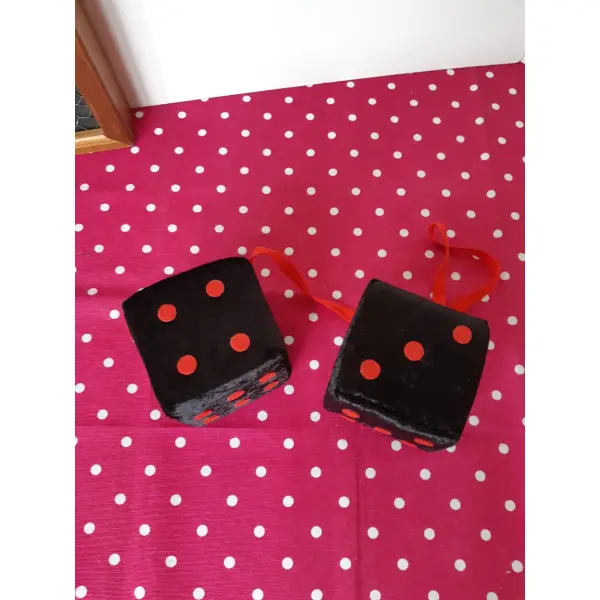 Fuzzy dices noir et rouge