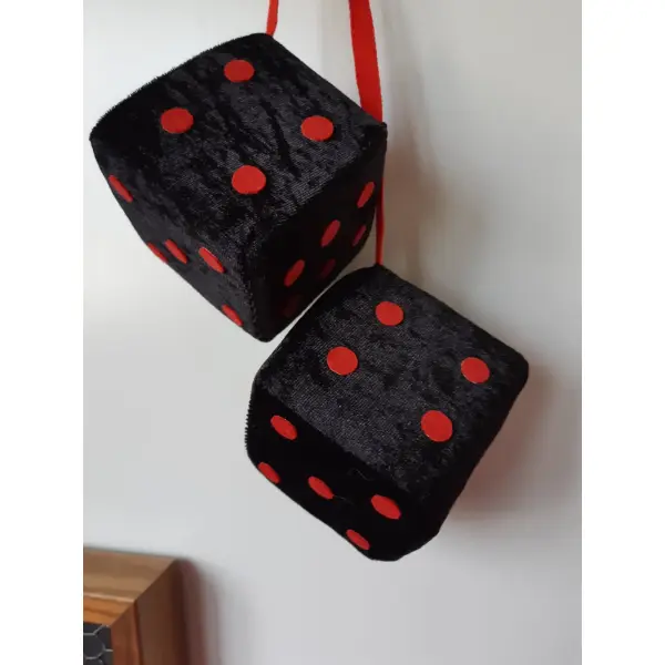Fuzzy dices noir et rouge