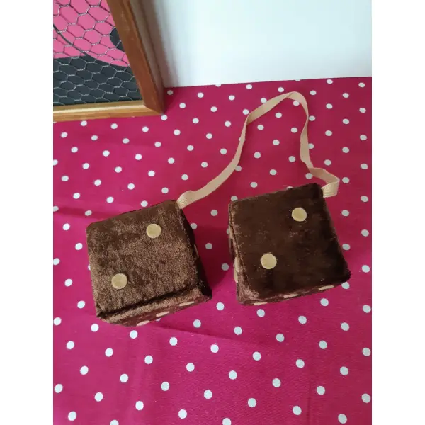 Fuzzy dices chocolat