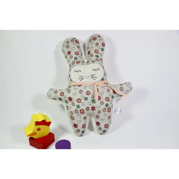 Doudou lapin petites fleurs rouges.