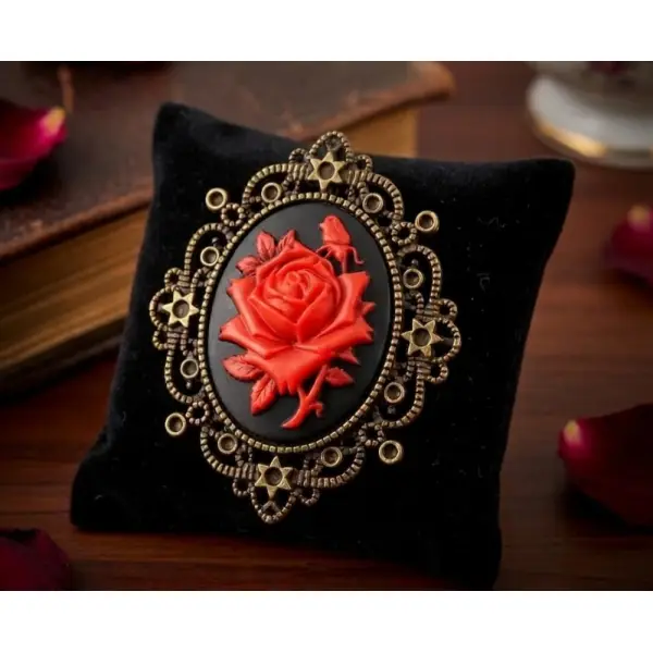 Broche camée romantique rose rouge - relique gothique poétique - cadeau sensible pour amoureuses.