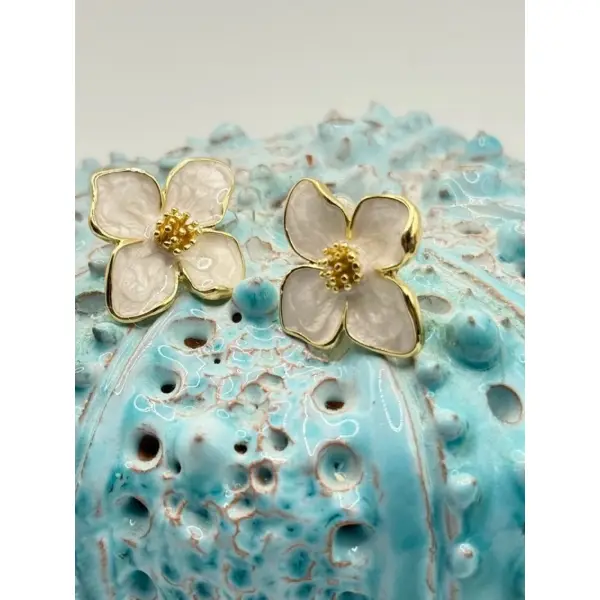 Boucles d’oreilles fleur émaillée.