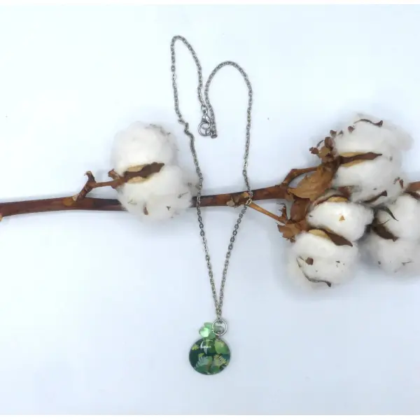 Pendentif rond feuilles feuillages vert en cabochon en verre et acier inoxydable