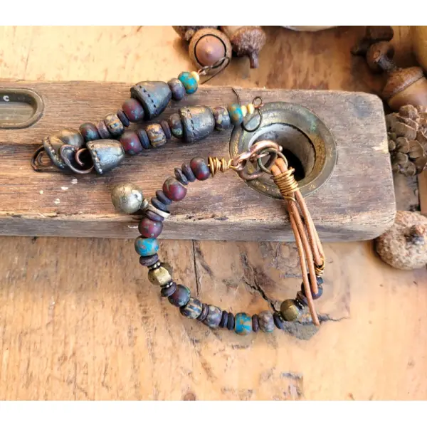 Echos d'ailleurs : parure boucles et bracelet, comme des incantations venues en droite ligne du désert .