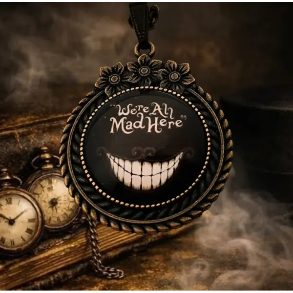 Pendentif médaillon sourire du cheshire - camée rond noir et blanc - illustration "we are all mad here".