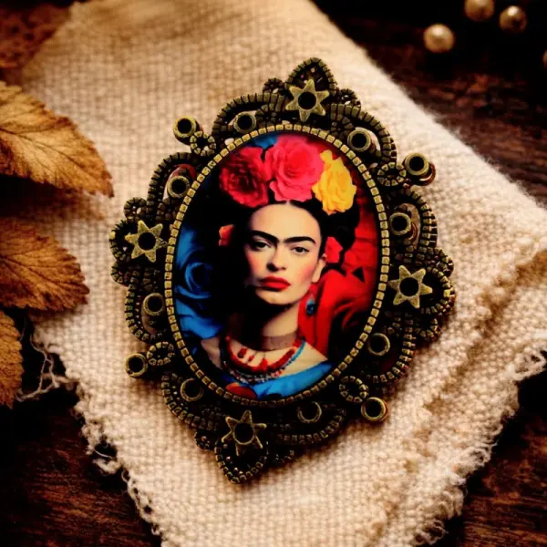 Bijou mexicain portrait esprit frida – broche florale colorée – création artisanale française.