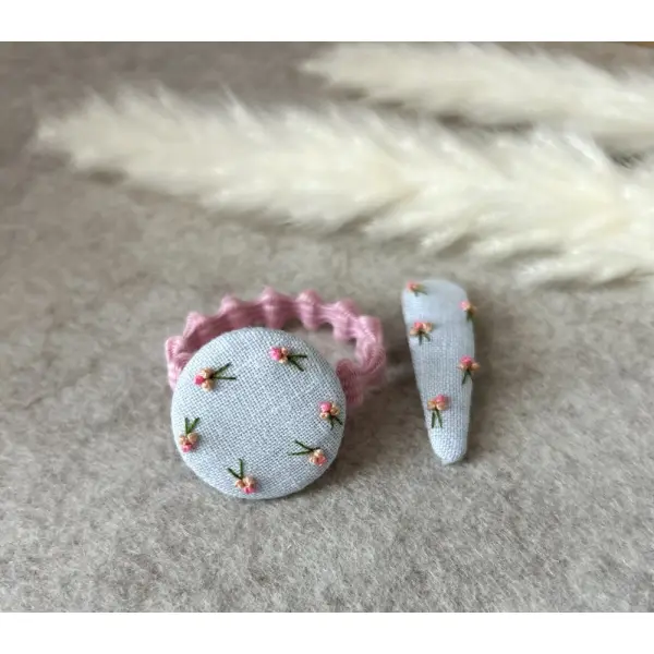 Ensemble barrette brodée et élastique cheveux bouton brodé – fait main en lin et feutrine – cadeau fille bébé