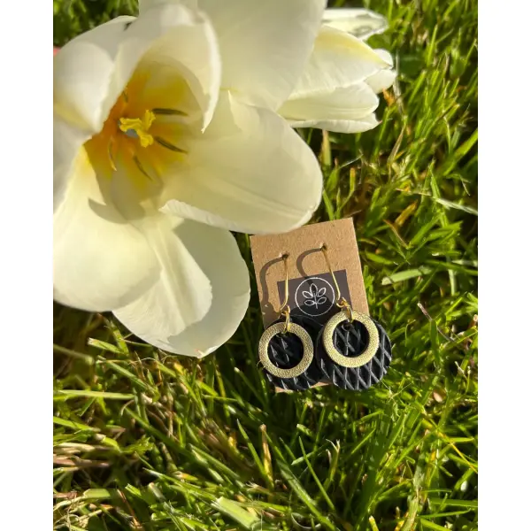 Akebia noir doré - boucles d'oreilles en cuir recyclé