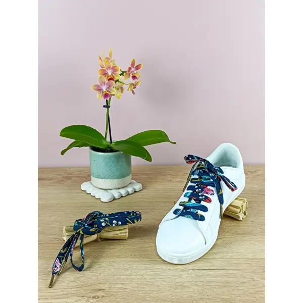 Lacets de chaussures bleu marine fleuris