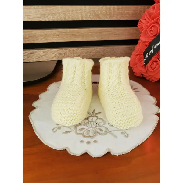 Chaussons torsades nouveau-né jaune poussin tricot fait main, laine spéciale layette pour bébé - 0 à 3 mois