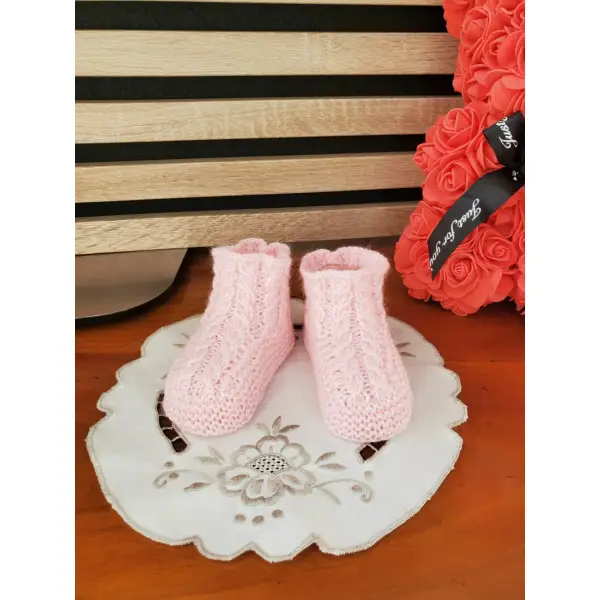 Chaussons torsades nouveau-né rose tricot fait main, laine spéciale layette pour bébé - 0 à 3 mois