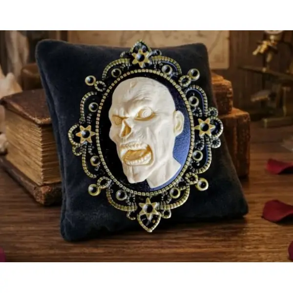 Broche zombie gothique - camée sculpté mort-vivant - univers memento mori.