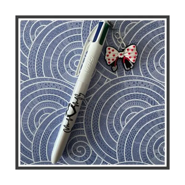 Stylo bic 4 couleurs avec breloque infirmiere ou aide soignante